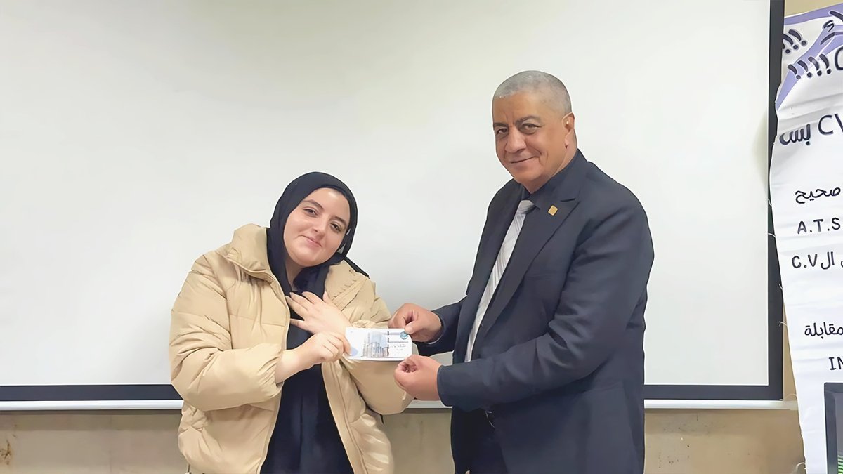 تسليم شهادة للمتدربين