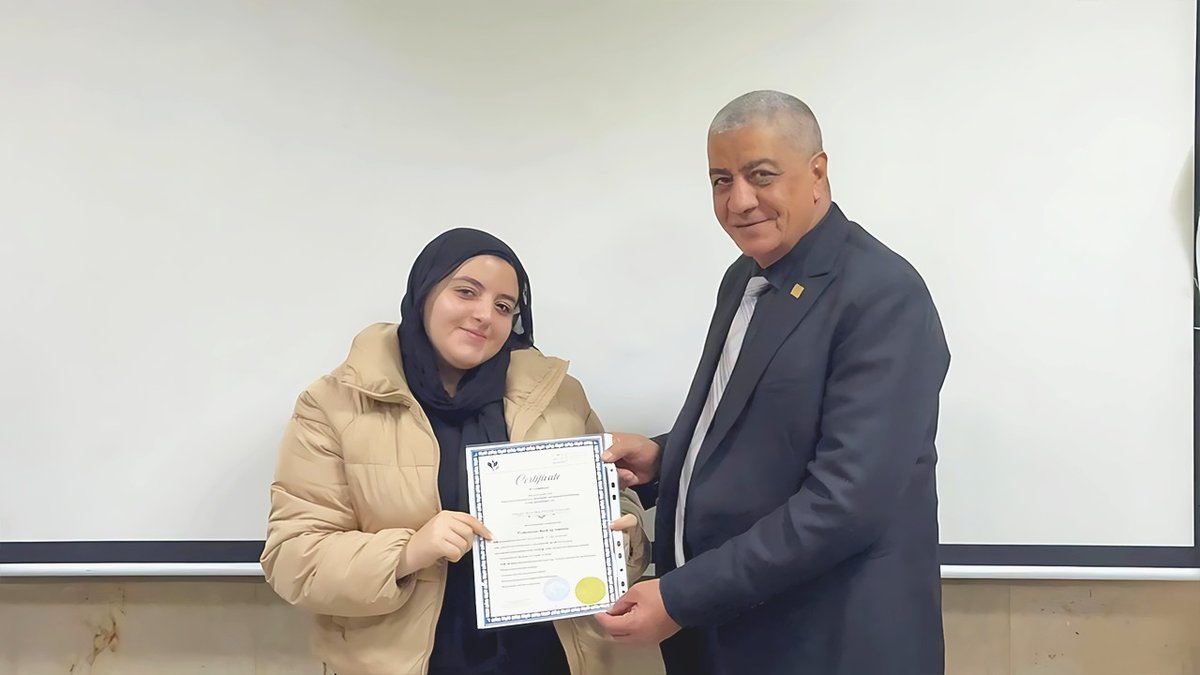 تسليم شهادة للمتدربين