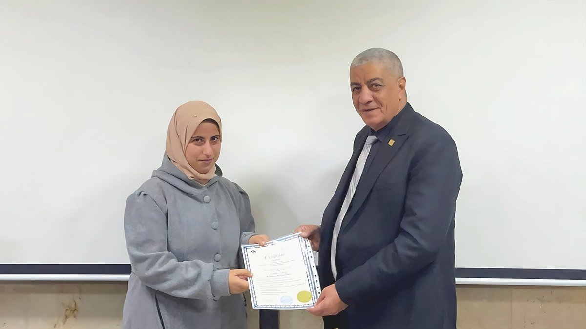 تسليم شهادة للمتدربين