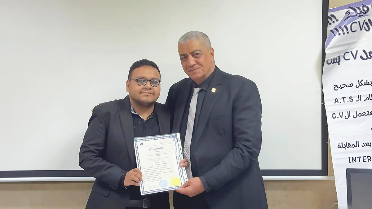 تسليم شهادة للمتدربين