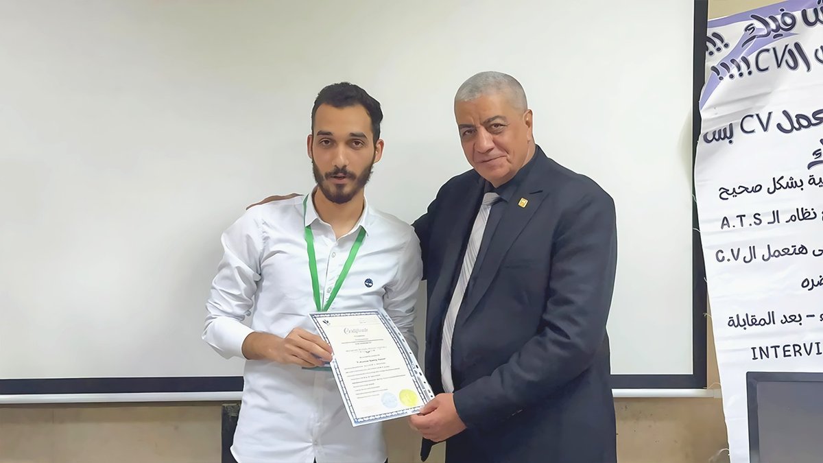 تسليم شهادة للمتدربين