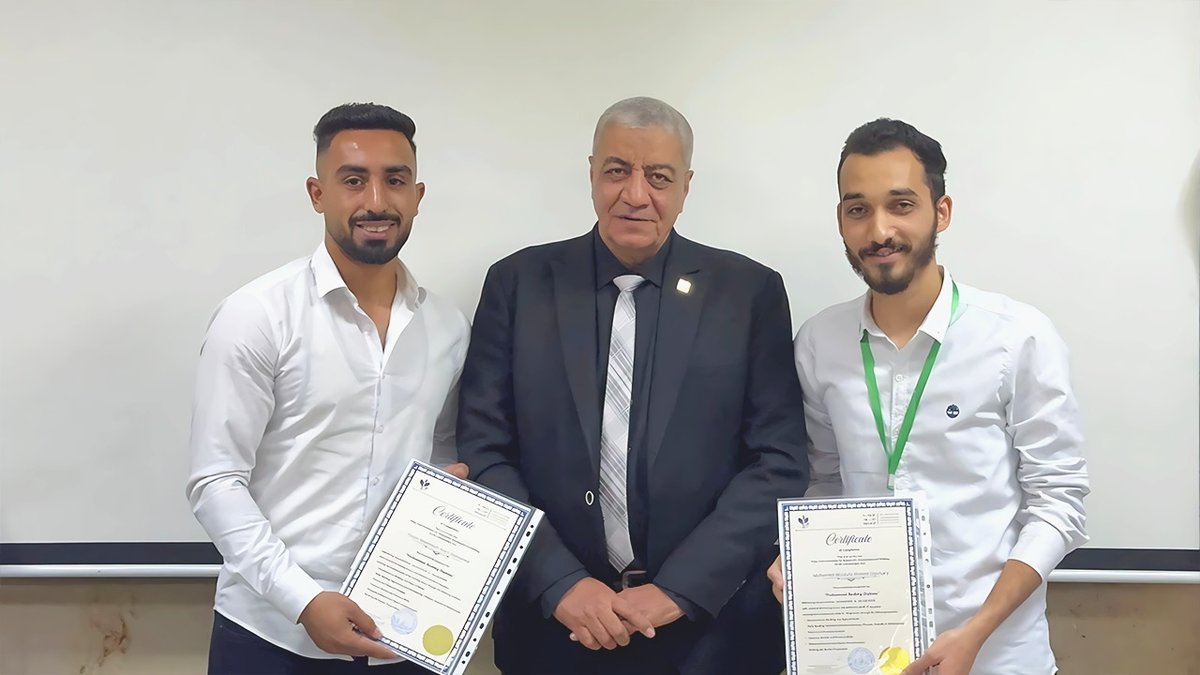 تسليم شهادة للمتدربين