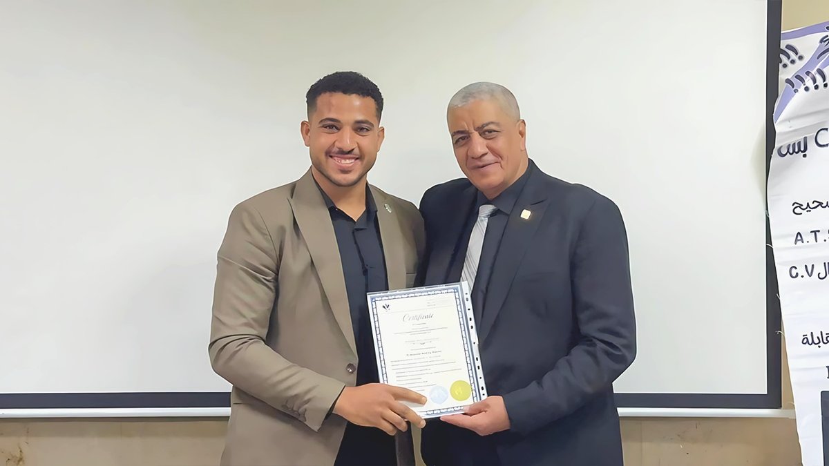 تسليم شهادة للمتدربين