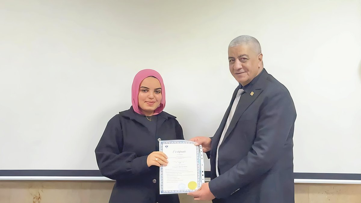 تسليم شهادة للمتدربين