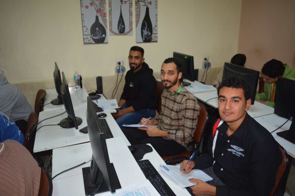 طلاب أثناء التدريب العملي